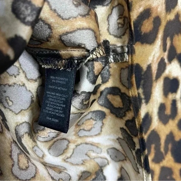 Express Black and Tan Animal Relaxed V-Neck T-Shirt Blouse Size Small - Picture 3 of 6